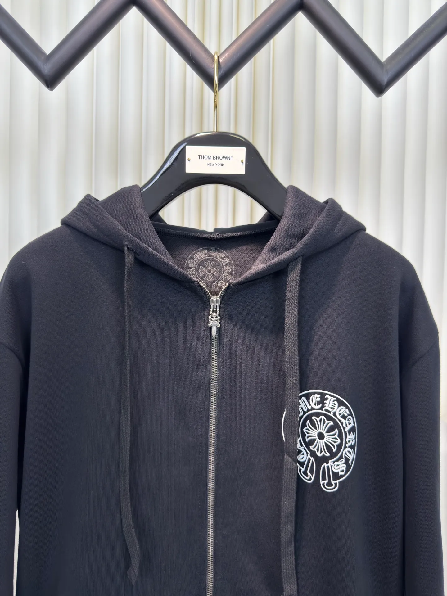 P490 Chrome Heart New York City limited zipper jacket. The fabric is made of 420g thin velvet coarse fish scale fabric. The printing is printed with hand-made glue according to the original version. The finished product is brushed and washed to shape. It feels excellent. Real antique silver chain head (key point: the zipper puller is sprayed with silver to make it old). Size S M L